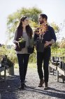 Giovane uomo e donna a piedi giardino — Foto stock