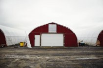 Vue de face sur les granges rouges — Photo de stock