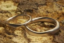 Dos anillos de oro - foto de stock
