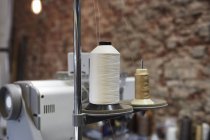 Индустриальная швейная машина — стоковое фото