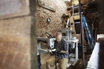 Handwerker in der Lederwerkstatt — Stockfoto