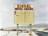 Großes Schild am Straßenrand von Diesel und Motel Casino — Stockfoto