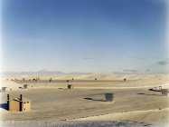 Paesaggio desertico con piccola cabina — Foto stock