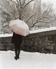 Frau mit Regenschirm im Stadtpark. — Stockfoto