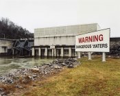 Sinais de aviso por canal de água — Fotografia de Stock