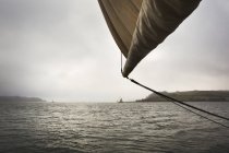 Радикальний вітрильний човен на річці — стокове фото