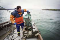 Pescador abertura creel de pesca — Fotografia de Stock