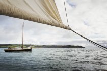 Вітрильні човни на воді — стокове фото