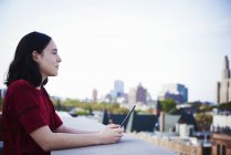 Жінка стоїть на даху — стокове фото