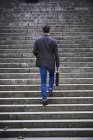 Людина ходить по сходах — стокове фото
