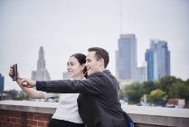 Mulher e homem em pé no telhado — Fotografia de Stock