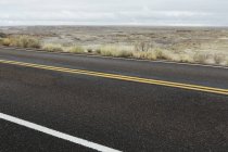 Дорога через пустелю пофарбовані — стокове фото