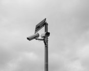Câmera de vigilância alimentado a energia solar — Fotografia de Stock