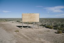 Cartelera en blanco en desierto - foto de stock