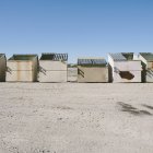 Contenedores de basura y reciclaje en el desierto - foto de stock