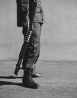 Homme tenant un fusil de chasse de haute puissance — Photo de stock