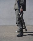 Hombre sosteniendo escopeta de alta potencia - foto de stock