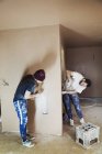 Два робітника на будівельному майданчику — стокове фото