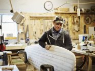 Atelier Homme en planche de surf — Photo de stock