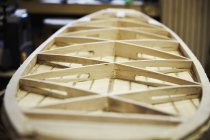 Tavola da surf in legno in costruzione — Foto stock