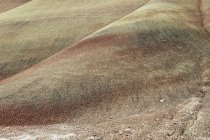 Скельні утворення і кольорова поверхня — стокове фото