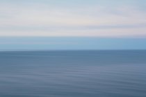 Vista sobre el océano al atardecer - foto de stock