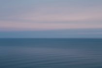 Blick über den Ozean in der Abenddämmerung — Stockfoto