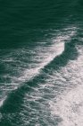 Blick aus der Vogelperspektive auf abstürzende Welle — Stockfoto