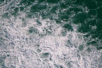 Vista aérea de la ola que se estrella - foto de stock