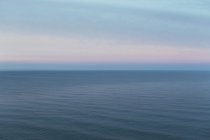 Вид на океан в сумерках — стоковое фото
