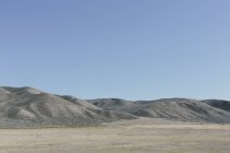 Плоская равнина и хребет гор . — стоковое фото