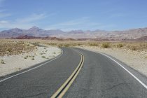 Kurvenreiche Straße durch Wüste — Stockfoto