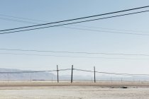 Telefonmasten und Stromleitungen — Stockfoto