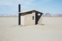 Baño en el espacio abierto en el paisaje del desierto - foto de stock