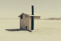 Туалет в открытом пространстве на пустынном ландшафте — стоковое фото