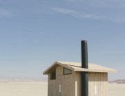 Banheiro em espaço aberto na paisagem do deserto — Fotografia de Stock