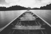 Узкая длиннохвостая лодка — стоковое фото