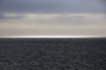 Vista para o horizonte e paisagem marinha ao entardecer — Fotografia de Stock