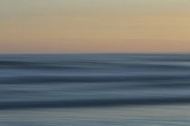 Пляж над океаном на закате — стоковое фото