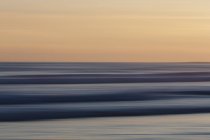 Пляж над океаном на заході сонця — стокове фото