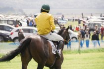 Jockey en caballo de carreras - foto de stock