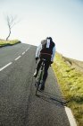 Педали велосипедиста вдоль проселочной дороги — стоковое фото