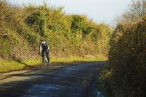 Езда на велосипеде по проселочной дороге — стоковое фото