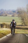 Homem pedalando fora de sela na bicicleta de estrada — Fotografia de Stock