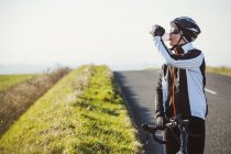 Ciclista con pausa e acqua potabile — Foto stock