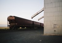 Грузовой поезд на вокзале — стоковое фото