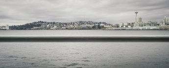 Seattle frente al mar desde el barco - foto de stock