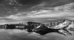 Lago que refleja paisaje montañoso - foto de stock