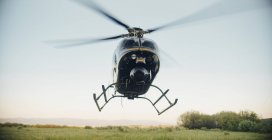 Aterragem de helicóptero preto — Fotografia de Stock