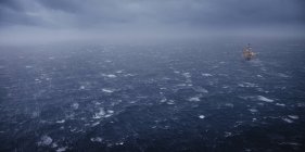 Нефтяная вышка в Северном море — стоковое фото
